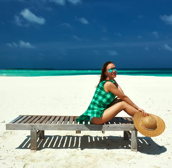 Mulher de vestido verde em uma praia em Maldivas — Fotografia de Stock