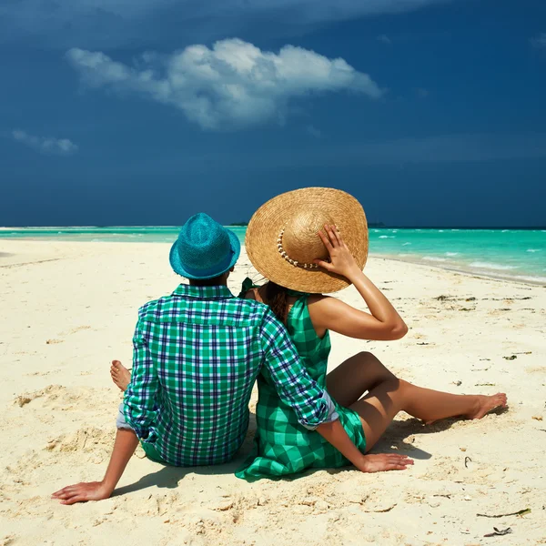 Coppia in verde su una spiaggia alle Maldive — Foto Stock