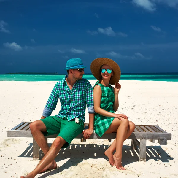 Pareja en verde en una playa en Maldivas —  Fotos de Stock