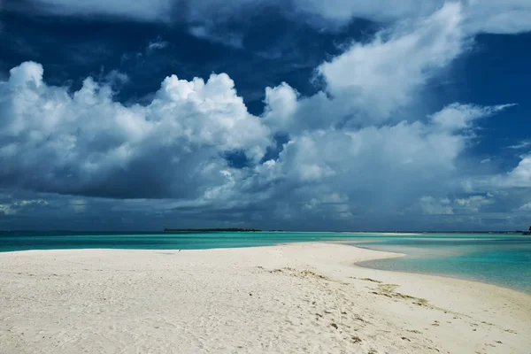 Пляж с песчаной косой в Мальдивах — стоковое фото