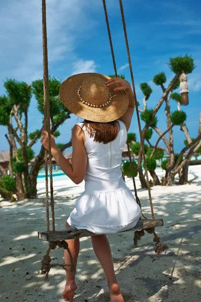 Mulher de vestido branco na praia — Fotografia de Stock