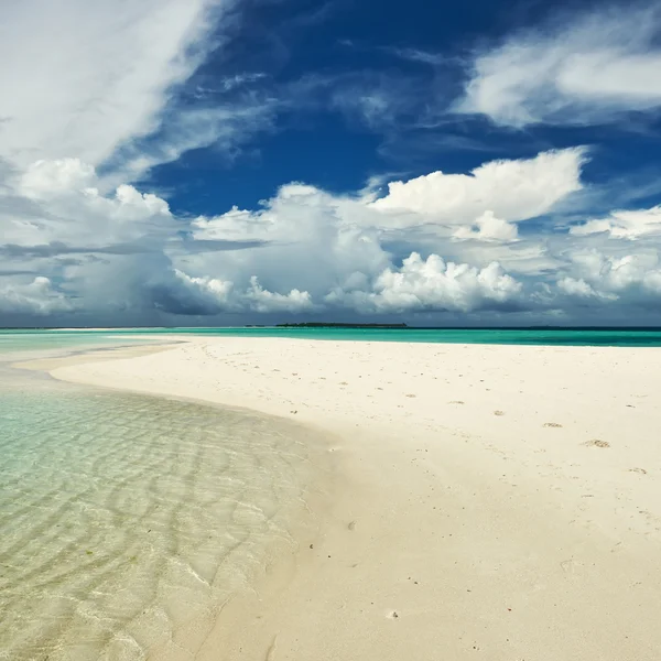 Praia bonita com sandspit em Maldivas — Fotografia de Stock