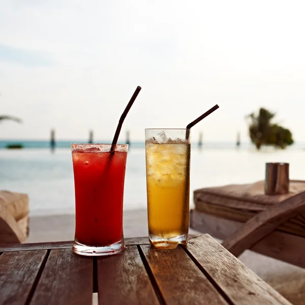 Cocktail vicino alla piscina — Foto Stock