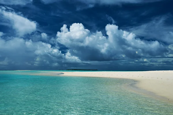 Praia bonita com sandspit em Maldivas — Fotografia de Stock