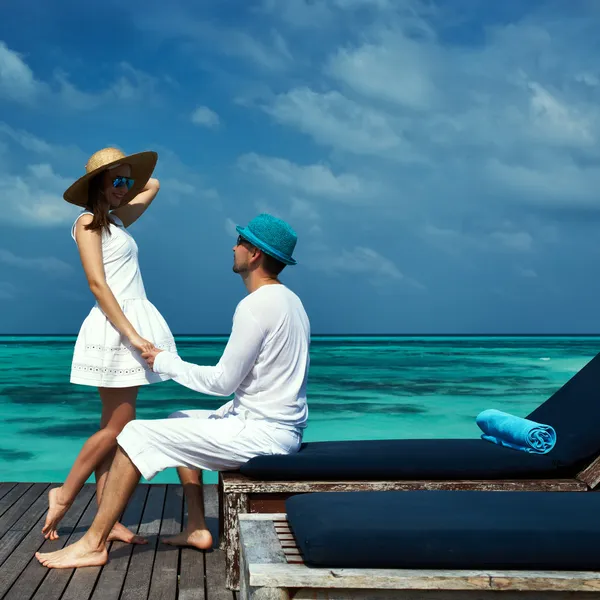 Couple on a beach jetty at Maldives — Stock Photo, Image