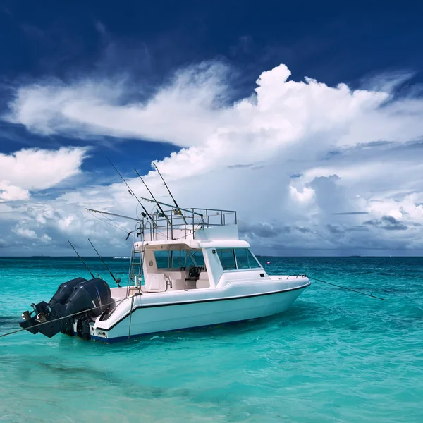 Schöner Inselstrand mit Motorboot — Stockfoto