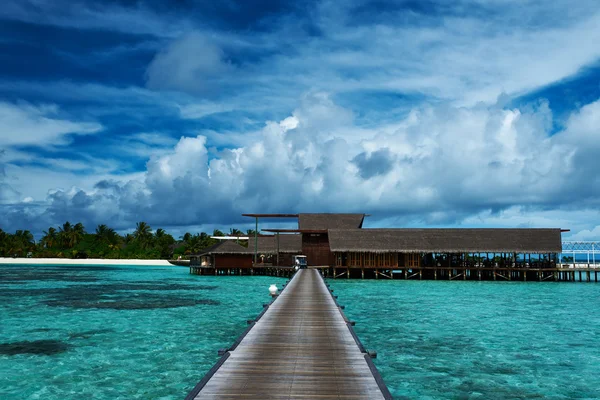 Praia bonita com bungalows de água — Fotografia de Stock