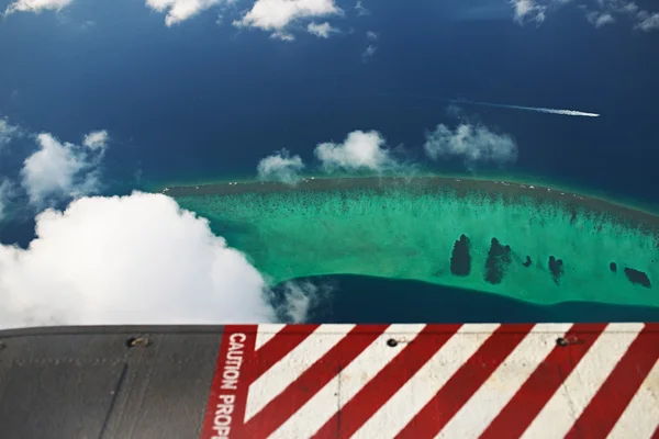 Pedaggi e isole alle Maldive, vista dall'idrovolante — Foto Stock