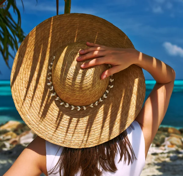 Donna con cappello da sole in spiaggia — Foto Stock