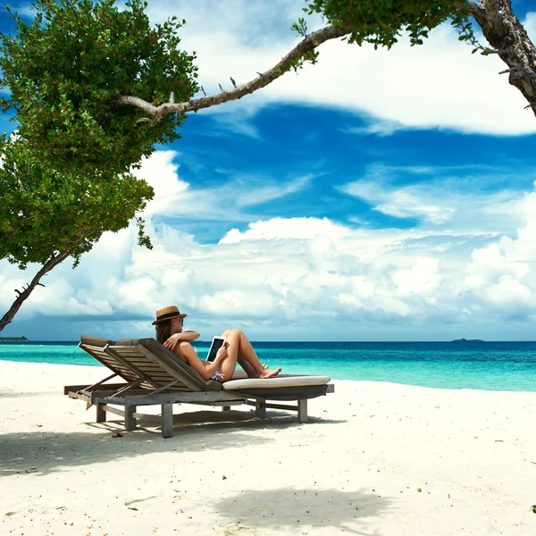 Junge Frau mit Tablet-PC am Strand — Stockfoto