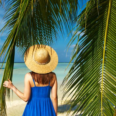 Mavi elbiseli kadın.