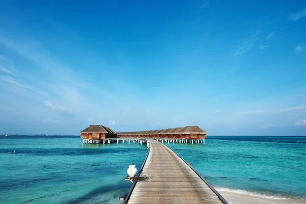 Strand met water bungalows — Stockfoto