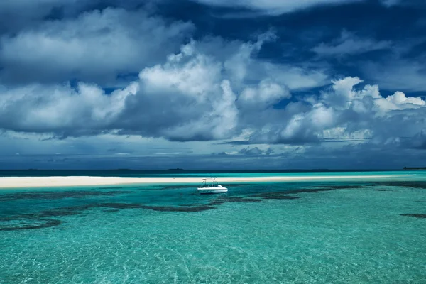 Strand met sandspit — Stockfoto