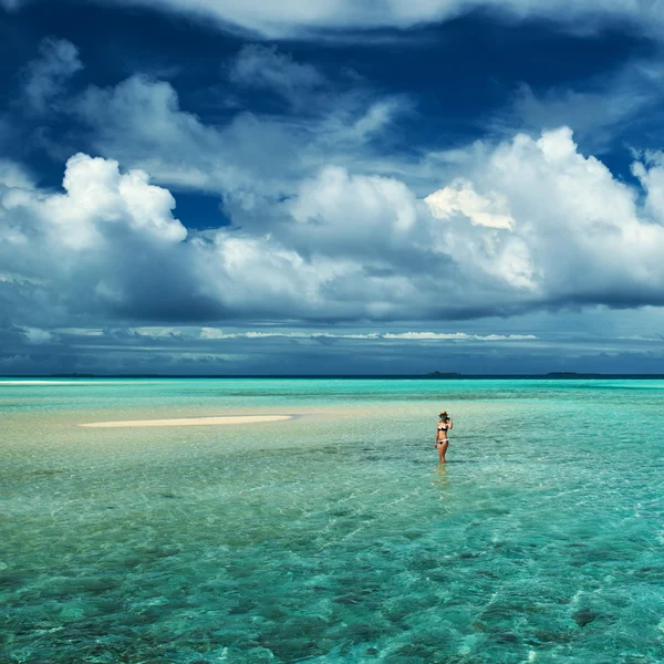 Woman at beach — Stock Photo, Image