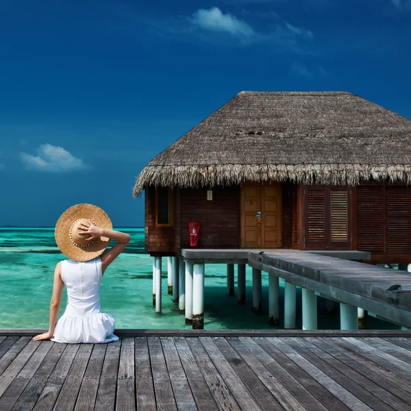 Mujer en un embarcadero de playa — Foto de Stock