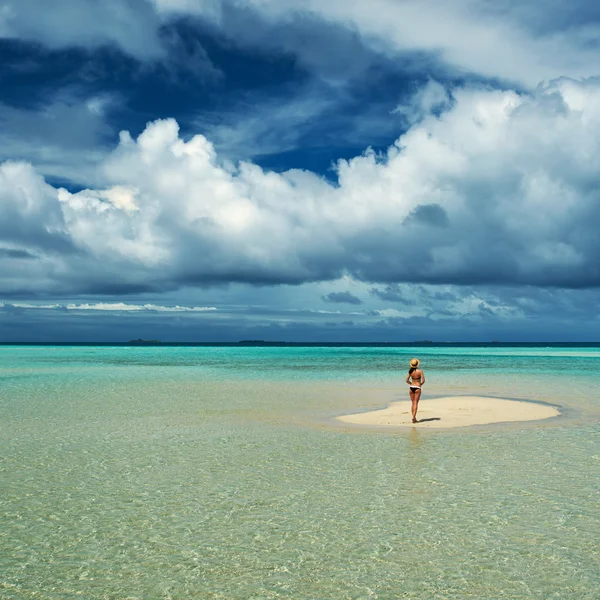 Mujer en la playa — Foto de Stock