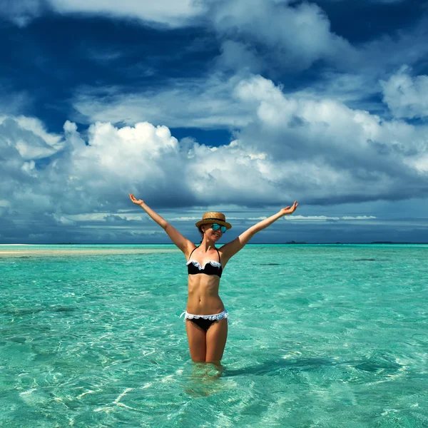 Mujer en la playa — Foto de Stock