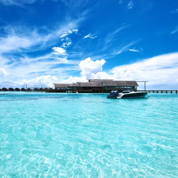 Island beach with motor boat — Stock Photo, Image