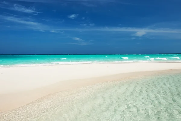 Prachtig strand met sandspit — Stockfoto