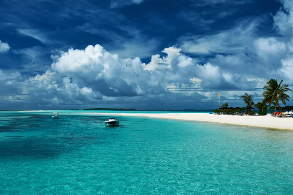 Strand met sandspit — Stockfoto