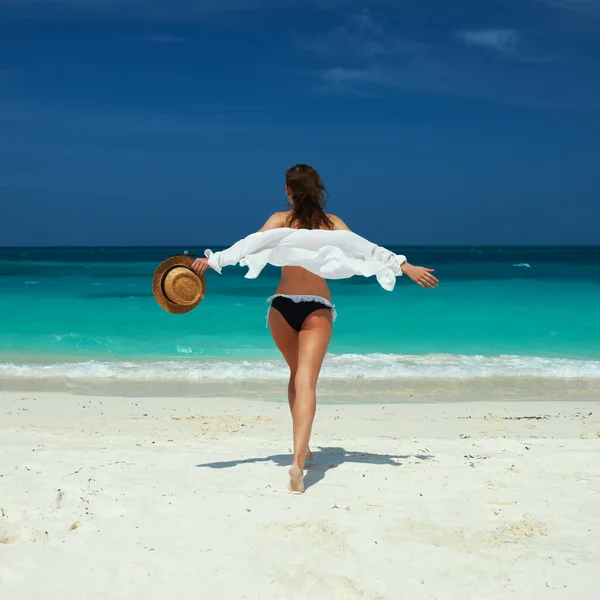 Mujer en la playa — Foto de Stock