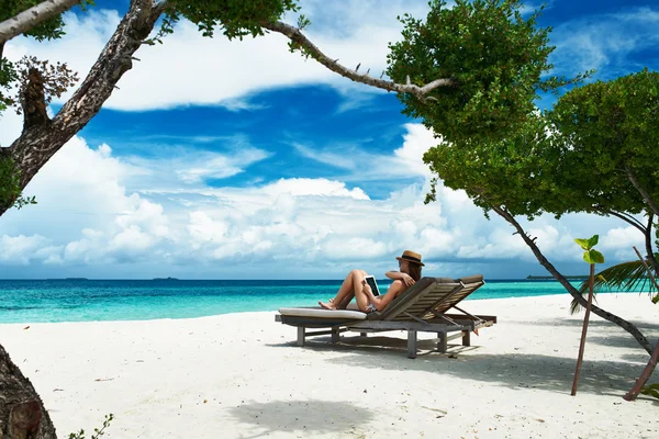 Mujer con tablet PC en la playa — Foto de Stock