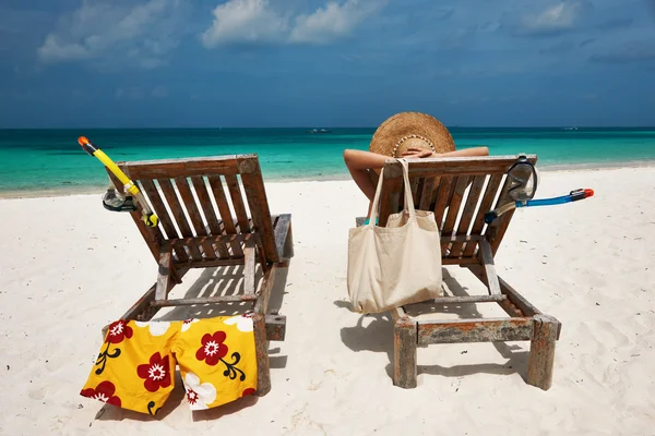 Femme avec chaises longues — Photo