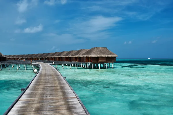 Praia bonita com bungalows de água — Fotografia de Stock