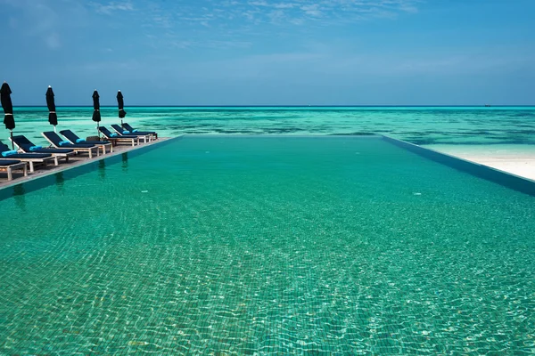 Luxury tropical swimming pool — Stock Photo, Image