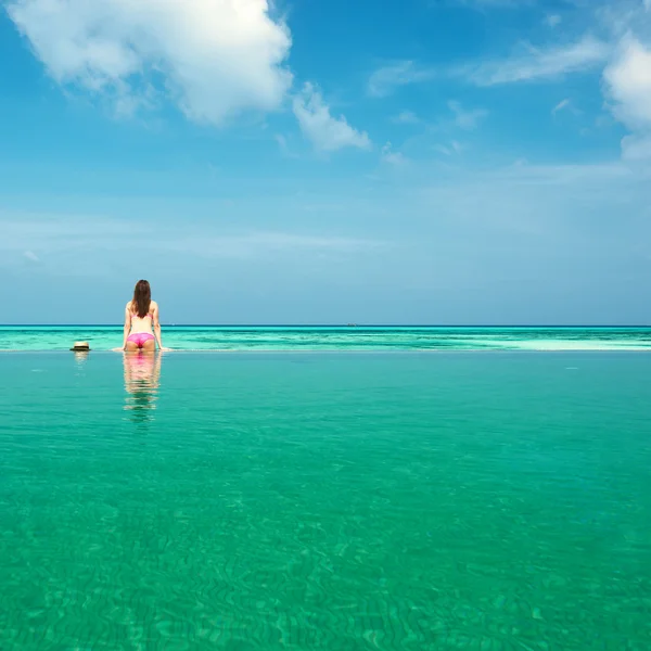 Donna a bordo piscina — Foto Stock