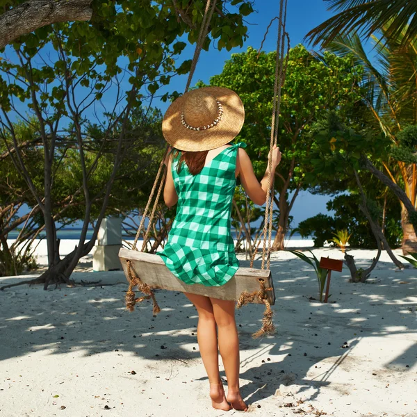 Frau in grünem Kleid am Strand — Stockfoto