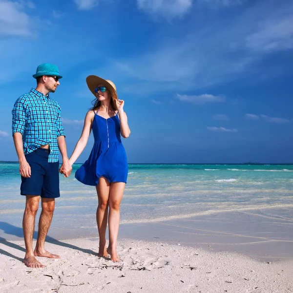 Coppia su una spiaggia alle Maldive — Foto Stock