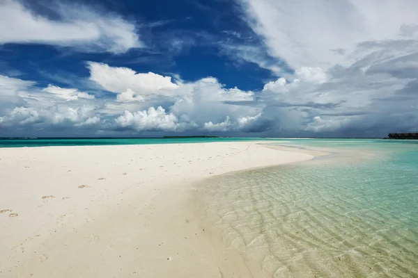 Praia com cuspo de areia nas Maldivas — Fotografia de Stock