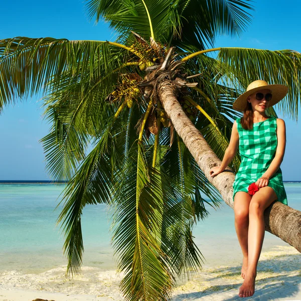 Femme sur la plage tropicale — Photo