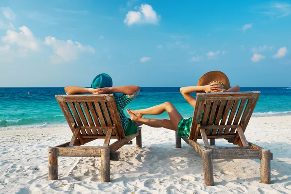 Couple en vert sur une plage — Photo