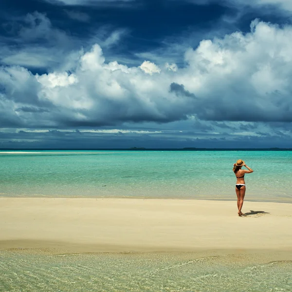 Vrouw aan het strand — Stockfoto