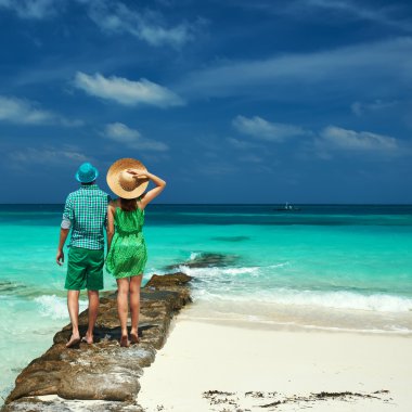 İki yeşil bir Beach Maldivler içinde