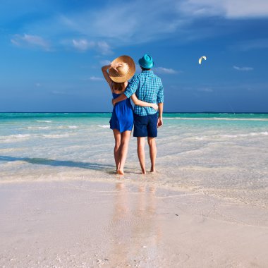 İki yeşil bir Beach Maldivler içinde