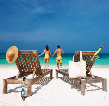 Sarı bir Beach Maldivler de çalışan çift
