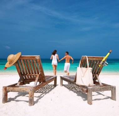 Beyaz bir Beach Maldivler de çalışan çift