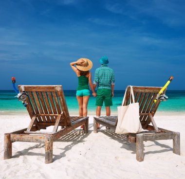 İki yeşil bir Beach Maldivler içinde