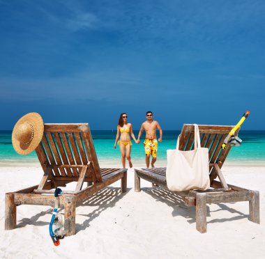 Sarı bir Beach Maldivler de çalışan çift