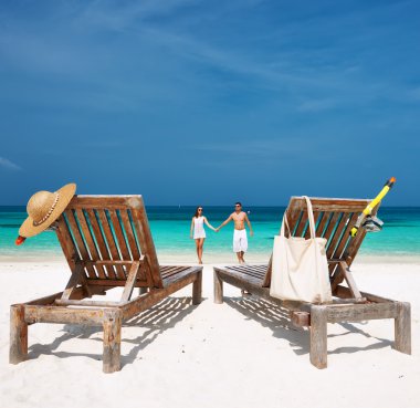 Beyaz bir Beach Maldivler de çalışan çift