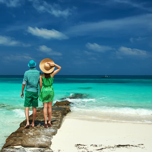 Casal em verde em uma praia em Maldivas — Fotografia de Stock