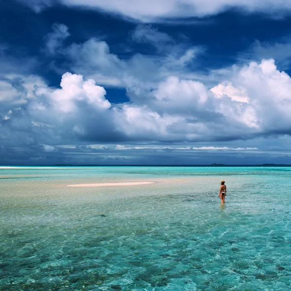 Woman at beach — Stock Photo, Image