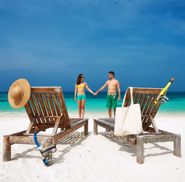 Casal em verde em uma praia em Maldivas — Fotografia de Stock