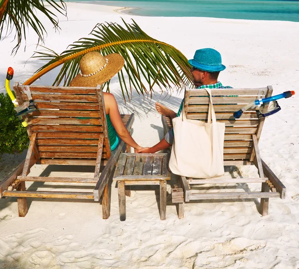 Par i grönt på en strand på Maldiverna — Stockfoto