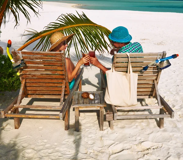 白之恋人在马尔代夫的海滩上绿 — 图库照片