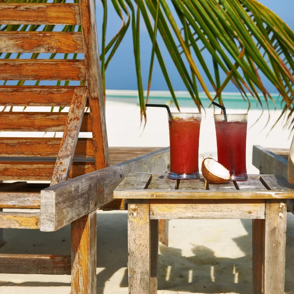 Koktejly na tropické pláži — Stock fotografie