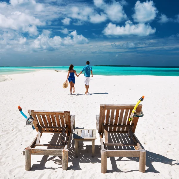 运行在马尔代夫海滩上的情侣 — 图库照片